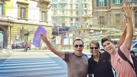 Bersama rekannya di Genova, Italia. (dr_brunofonseca/Instagram)