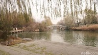 Destinasi ini menjadi incaran para wisatawan yang datang ke Jinan. Suasana danau ini begitu tenang dan sangat romantis. (Bonauli/detikTravel)
