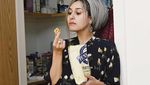 Tak Lagi Berhijab, Blogger Dina Tokio Penggemar Berat Kafein