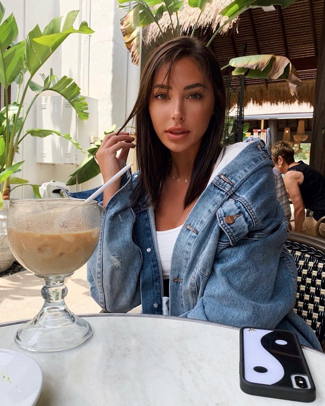 Model London Goheen cukup populer karena kecantikannya. Di Instagramnya pun, Goheen punya banyak penggemar yang selalu setia melihatnya pamer kecantikan hingga penampilan seksinya. Di balik penampilan sempurnanya itu, diduga ada campur tangan dokter bedah plastik. Foto: Instagram (@ londonshaygoheen)