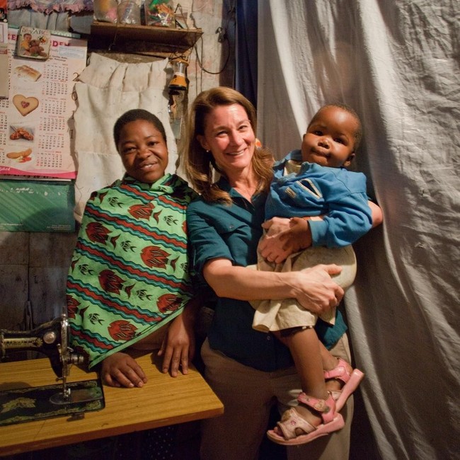 Peran Melinda Gates dalam mengubah dunia tak kalah dari sang suami, Bill Gates. Melinda dikenal akan pekerjaan amalnya yang telah membantu masyarakat dunia. Selain dikenal sebagai filantropi, Melinda juga selalu vokal dalam menyuarakan hal wanita. Wanita yang juga pebisnis itu pun punya misi untuk mendorong lebih banyak wanita untuk terjun ke dunia teknologi. Foto: Instagram