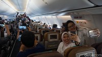 Beberapa penumpang juga mengabadikan momen dengan selfie (Shinta/detikTravel)
