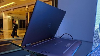 Di dalamnya tertanam sensor proximity yang akan memdeteksi kehadiran pengguna, menyalakan sistem dan memindai wajah menggunakan Windows Hello. (Foto: Adi Fida Rahman/detikINET)