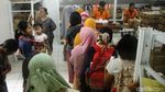 Bawa KJP, Warga DKI Ramai-ramai Antre Sembako Murah