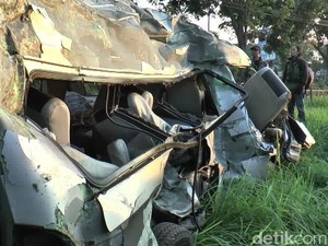 Mobil yang Ditabrak KA Jayabaya di Pasuruan Ternyata Angkutan Travel