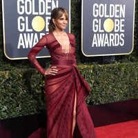 Tak cuma itu, penampilan Halle kian seksi berkat material sheer nan menerawang yang mengekspos tubuh pemenang Oscar tersebut. Ditambah lagi belahan rok yang memungkinkan Halle untuk memamerkan kaki jenjangnya. (Foto: Getty Images)