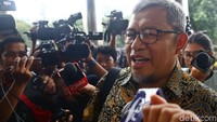 Aher nampak tersenyum saat dimintai keterangan oleh awak media sesaat setelah tiba di gedung KPK.