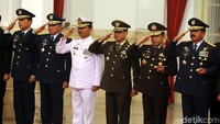 Hadir juga Panglima TNI Marsekal Hadi Tjahjanto, Kapolri Jenderal Tito Karnavian dan Willem Ramoangilei yang merupakan orang yang digantikan oleh Doni.