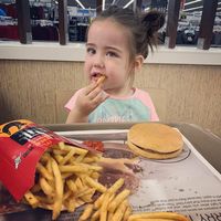 Gemas! Gadis Cilik Bermata Indah Ini Jadi Sorotan Karena Mukbang Nugget