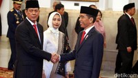 Jokowi memimpin langsung pengambilan sumpah jabatan Doni.