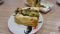 Mengusung konsep ‘Ruti Jadul Gaya Baru,’ Kupi Plus Ruti di Sunter punya roti bakar manis dan gurih. Pilihannya ada alpukat kopi, durian keju, tiramisu meisjes, smoked beef, hingga tuna mayo mentai. Foto: dok. detikFood