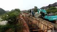 Melihat bahaya tersebut, Adhianto mengharapkan kota Bekasi dapat masuk ke dalam skala prioritas penurapan sungai agar kejadian pergeseran tanah tak lagi terulang.