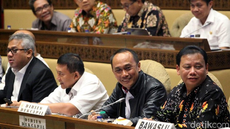 Rapat di DPR, KPU Dicecar soal Kotak Kardus hingga Surat Suara Rapat di DPR, KPU Dicecar soal Kotak Kardus hingga Surat Suara