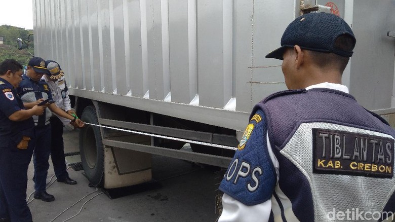 Truk yang kelebihan dimensi Foto: Sudirman Wamad Truk yang kelebihan dimensi Foto: Sudirman Wamad