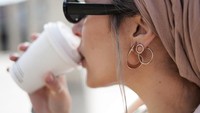 Coffees always a good prop, tulisnya sebagai pertanda kalau influencer berusia 29 tahun itu memang penggemar berat kafein. Foto: Instagram dinatokio