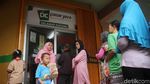 Bawa KJP, Warga DKI Ramai-ramai Antre Sembako Murah