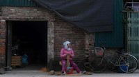 Kebanyakan usaha pembuatan dupa di desa ini turun temurun. Bahkan terdapat beberapa keluarga yang memproduksi dupa lebih dari 100 tahun. (Manan Vatsyayana/AFP)