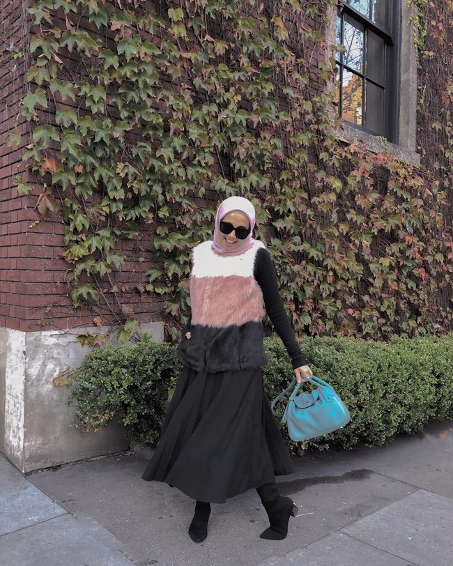 Selain coat, vest berbulu juga bisa kamu padukan dengan rok seperti pilihan Bella ini. Beberapa waktu terakhir, Bella sepertinya memilih rok untuk padanan gayanya, termasuk untuk traveling. Foto: Instagram/LaudyaCynthiaBella