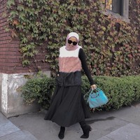 Selain coat, vest berbulu juga bisa kamu padukan dengan rok seperti pilihan Bella ini. Beberapa waktu terakhir, Bella sepertinya memilih rok untuk padanan gayanya, termasuk untuk traveling. Foto: Instagram/LaudyaCynthiaBella