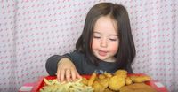 Gemas! Gadis Cilik Bermata Indah Ini Jadi Sorotan Karena Mukbang Nugget