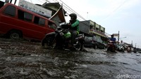 Penampakan genangan di kawasan Jalan Jatibening, Bekasi, Rabu (9/1/2019).