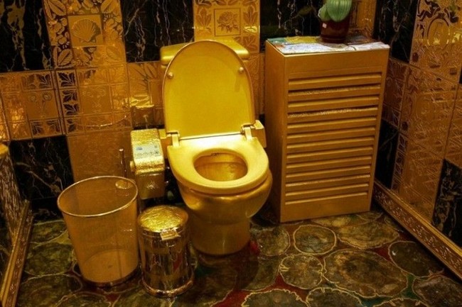 Toilet terbuat dari emas solid 24 karat ini dijual USD 29 juta atau sekitar Rp 410 miliar. Selain emas, toilet juga dihiasi bebatuan mulia. Adalah Hang Fung Gold Technology, yang memamerkan toilet emas ini di showroom-nya. Penciptanya adalah Lam Sai-wing, seorang jeweler ternama di Hong Kong. Foto: Dok. Luxury Launches