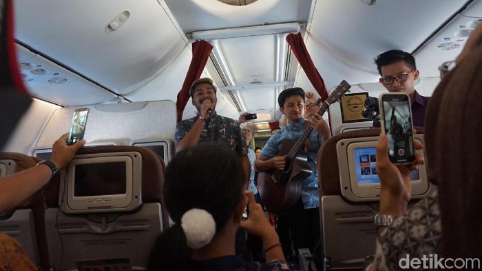 Seru! Garuda Indonesia Hadirkan Live Acoustic di Dalam Pesawat