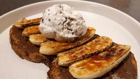 Di Kemang ada 7 Speed Coffee yang punya kopi enak plus roti panggang. Nama menunya Monkey Bar, berupa roti gandum beroles Nutella. Sebagai toppingnya ada pisang karamel dan es krim cookies and cream. Foto: dok. detikFood