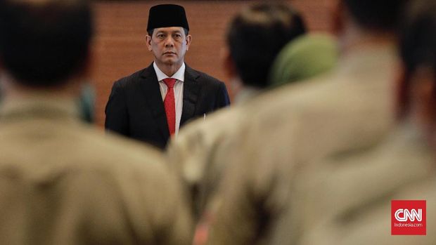 PP Corona, Nasib Pembatasan di Tangan Terawan & Doni Monardo - CNN Indonesia