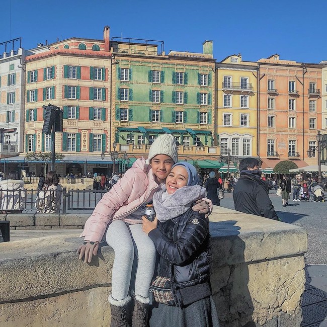 Karena sedang musim dingin, Laudya Cynthia Bella memilih pakaian bertumpuk atau layering. Gaya musim dingin memang cocok untuk hijabers karena tertutup dan tidak memperlihatkan lekuk tubuh. Foto: Instagram/LaudyaCynthiaBella