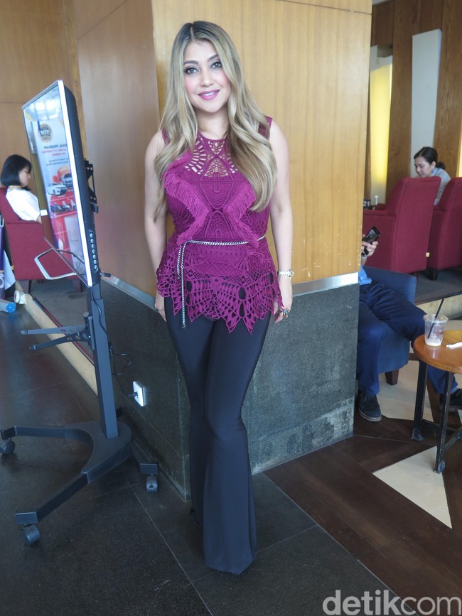 Tapi saya merasa ini normal karena kalau ngobrol bersama ibu-ibu lain, mereka juga merasakan hal yang sama. Kadang-kadang kita suka khawatir. Apalagi saya dari dulu orangnya punya masalah rasa khawatir yang tinggi. Kalau nonton berita di TV, banyak anak-anak yang jadi korban. Sangat memprihatinkan banget, kata Sarah yang takut putranya terjerat dalam pergaulan bebas.  Foto: Daniel Ngantung/Wolipop