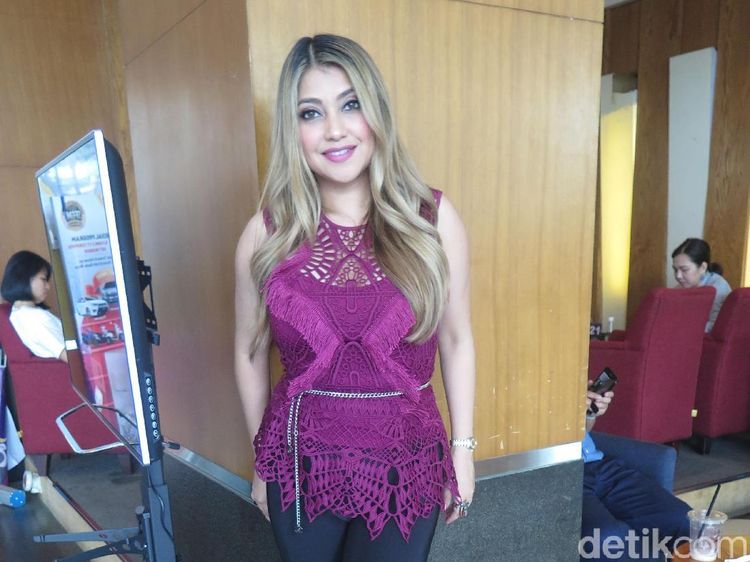 Hot Mom Alert! Sarah Azhari dan Body Seksinya