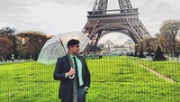 Ini saat dia berada Paris, Perancis. (dr_brunofonseca/Instagram)
