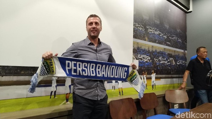 Pelatih Persib Bandung, Miljan Radovic.