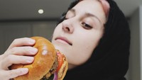 Burger juga jadi salah satu makanan favorit wanita yang lahir pada 6 Juni 1989 itu. Kalau memotret makanan, Dina lebih sering membuat wajahnya sedikit blur. Sehingga kamera akan lebih fokus ke makanan yang ada. Foto: Instagram dinatokio