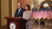 Menanggapi pernyataan Trump, Ketua DPR dari Partai Demokrat, Nancy Pelosi, bersama Ketua Fraksi Demokrat di Senat, Chuck Schumer, mendesak Trump mengakhiri penutupan lembaga-lembaga pemerintah. Getty Images/Chip Somodevilla.