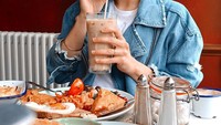Melihat Instagramnya, Dina sepertinya juga seorang foodies. Ia beberapa kali berpose dengan makanan kesukaannya. Foto: Instagram dinatokio