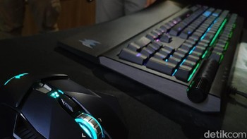Deain keren mouse dan keyboard Predator Thronos. Foto: Agus Tri Haryanto/inet