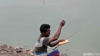 Adapula warga yang memanfaatkan kawasan Waduk Cincing untuk memancing.