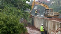 Menurut Wakil Wali Kota Bekasi, Tri Adhianto Tjahyono, pergeseran tanah di bantaran Sungai Bekasi terjadi akibat sudah hampir 20 tahun sungai tersebut tidak direstorasi.
