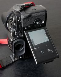 Salah satu kelebihan Fuji X-T3 seperti di X-T2 adalah layarnya bisa ditekuk saat memotret dengan orientasi vertikal, dan orientasi tulisan di layar juga menyesuaikan.