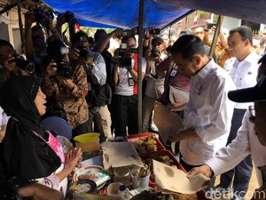 Becek-becekan, Jokowi-Anies Tinjau Warung Nasi Uduk di Tambora