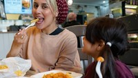 Hijaber cantik ini mulai mengubah penampilannya sebelum benar-benar melepas hijab. Ia lebih sering memakai turban dengan rambut yang terlihat di bagian dahinya. Foto: Instagram dinatokio