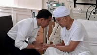 Jokowi dan Ustaz Arifin Ilham sempat bersalaman.  Saat menjenguk Arifin Ilham, Jokowi didampingi oleh Mensesneg Pratikno. 