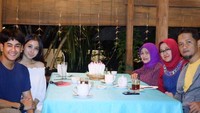 Meski punya jadwal yang cukup sibuk, tapi Andhika tetap dekat dengan keluarganya. Makan malam bersama dengan hidangan tradisional jadi pilihan Andhika, habiskan waktu luang bersama keluarga. Foto: Instagram @dwiandhika3486