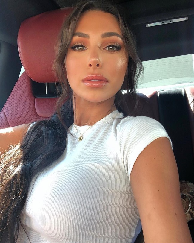 Netizen menayakan, di mana Goheen melakukan operasi payudara? Ia pun membalasnya dengan kalimat singkat dan jelas, Houston. Foto: Instagram (@ londonshaygoheen)