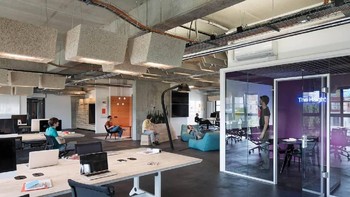 Kebanyakan startup memang mengusung konsep ruang terbuka semacam ini. Foto: Office Lovin