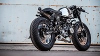 Melalui tangan dari bengkel tersebut, Honda Monkey disulap menjadi lebih agresif nan elegan dengan sentuhan warna silver pada tangki, dan sisanya berkelir hitam. Foto: pool (bikeexif)