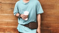 Begini kerennya Andhika saat menikmati secangkir kopi hangat. Agenda jalan-jalannya tidak pernah lengkap tanpa kehadiran kopi. Foto: Instagram @dwiandhika3486