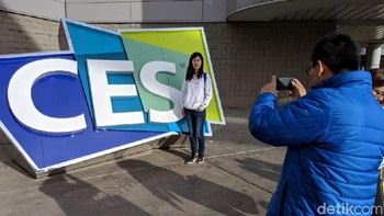 Berfoto di logo CES tidak dilewatkan oleh pengunjung sebelum memasuki arena pameran. (Foto: Adi Fida Rahman/detikINET)
